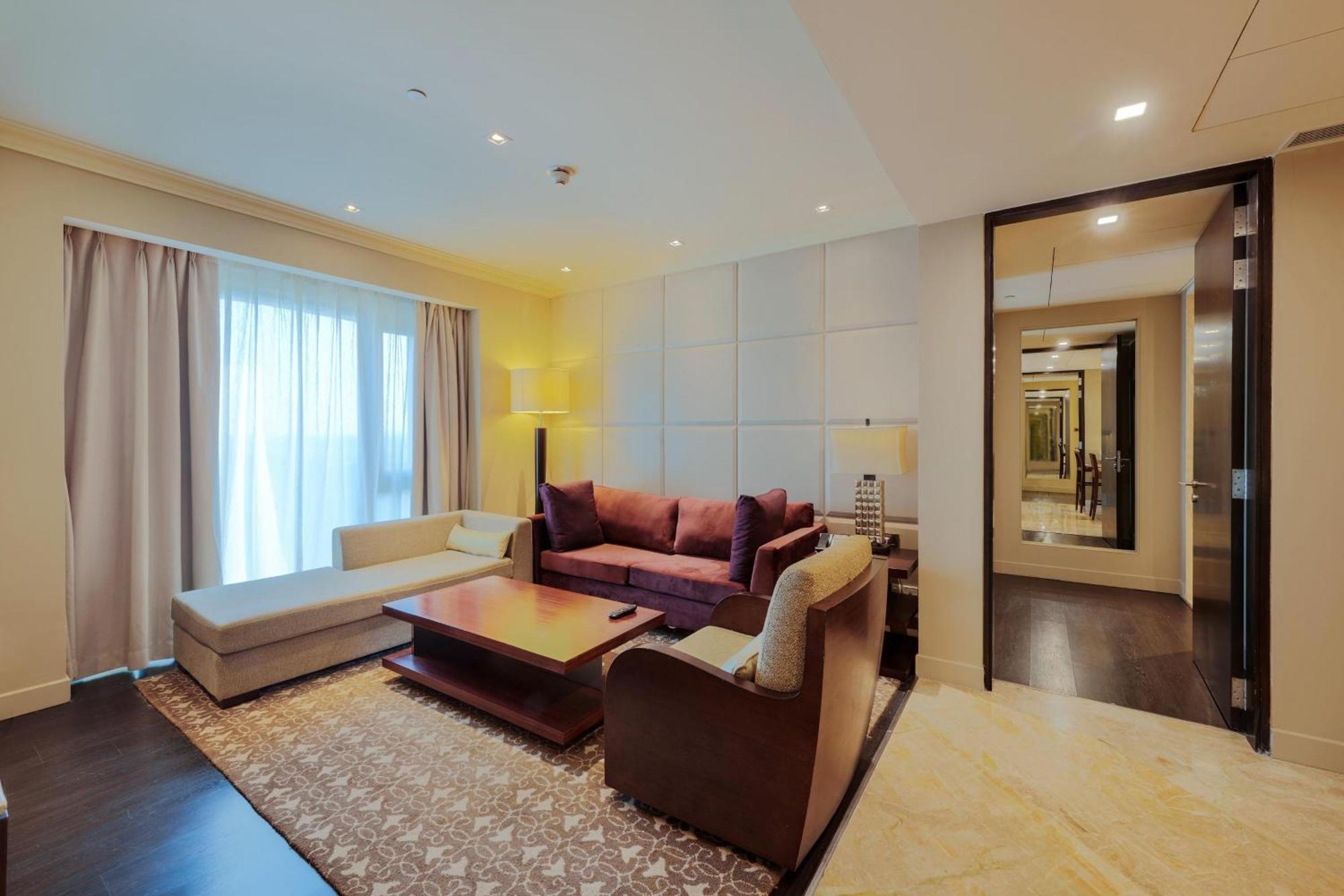 فندق آي تي سي جراند تشولا، أحد فنادق لاكشري كولكشن، تشيناي المظهر الخارجي الصورة A living room in a suite at the hotel